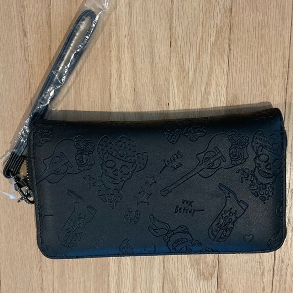 Betsey Johnson Black Embossed Cowboy Skull Clutch/Wristlet - Picture 4 of 11